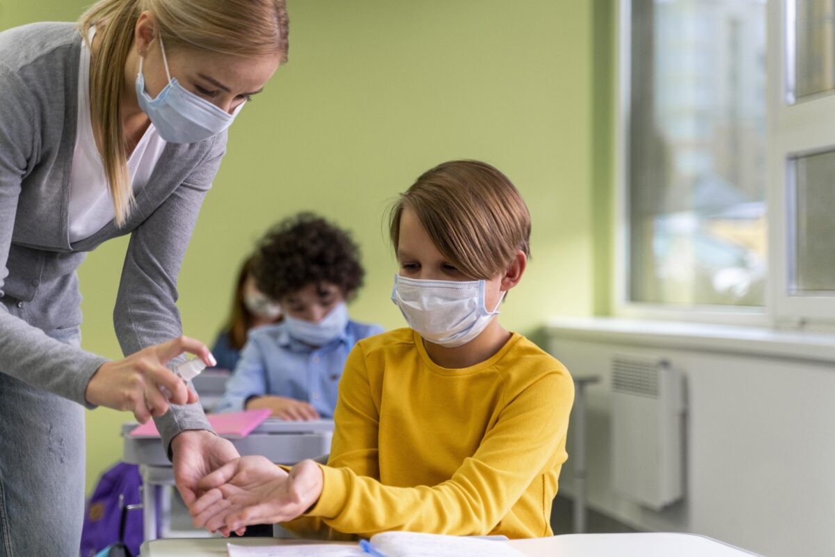 Scopri di più sull'articolo Covid: studenti più diligenti della politica. Servono sostegni psicologici