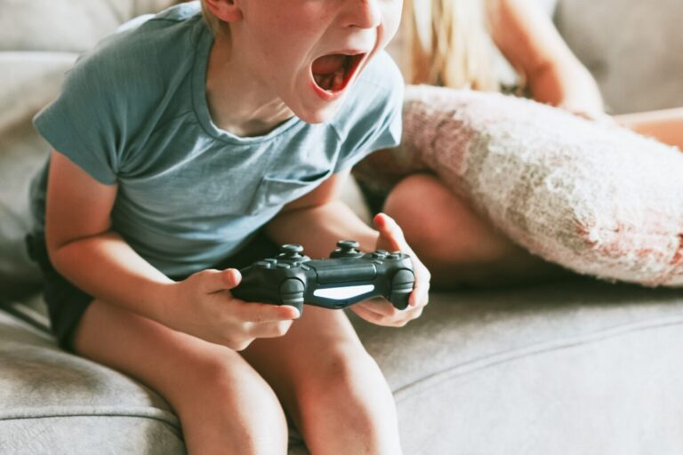 Scopri di più sull'articolo Su bambini e adolescenti riscontrati danni da social media e videogiochi