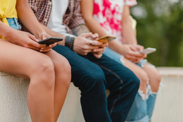 Scopri di più sull'articolo Internet, smartphone e social media. Bambini e adolescenti nel labirinto della rete