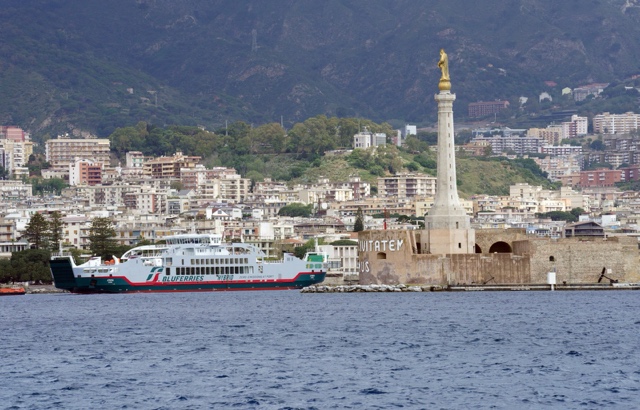 Al momento stai visualizzando Polo logistica FS: a Messina approda Athena, la nuova nave Green di Bluferries