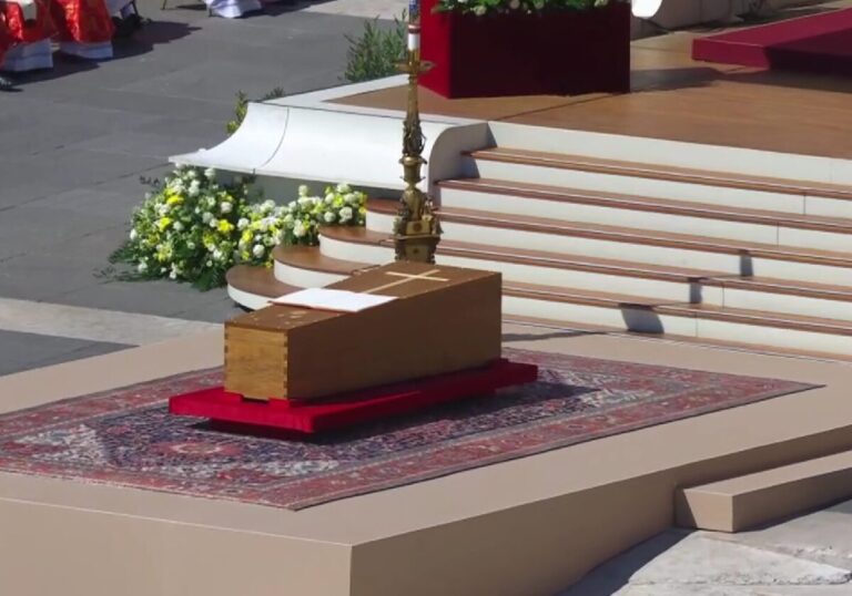 Scopri di più sull'articolo Il Cardinale Re ricorda Papa Francesco al funerale: “Voce instancabile di pace, fraternità e accoglienza”. In 200mila a San Pietro