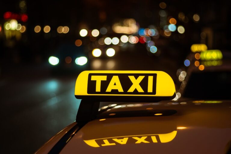 Scopri di più sull'articolo Taxi, proteste improvvise nelle città italiane: disagi per turisti e cittadini. La Commissione di Garanzia indaga