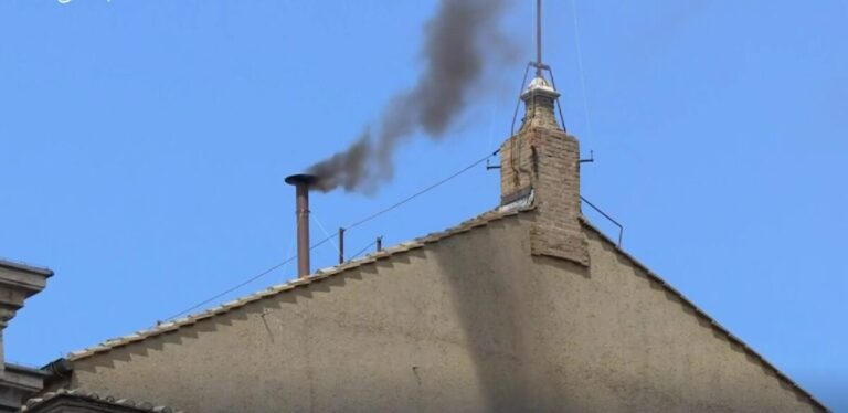 Scopri di più sull'articolo Conclave, nuova fumata nera: ancora nessun successore di Papa Francesco
