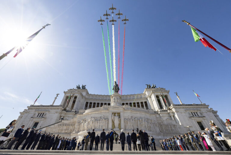 Scopri di più sull'articolo Mattarella all’Altare della Patria: “Gratitudine alle Forze Armate, presidio di democrazia”