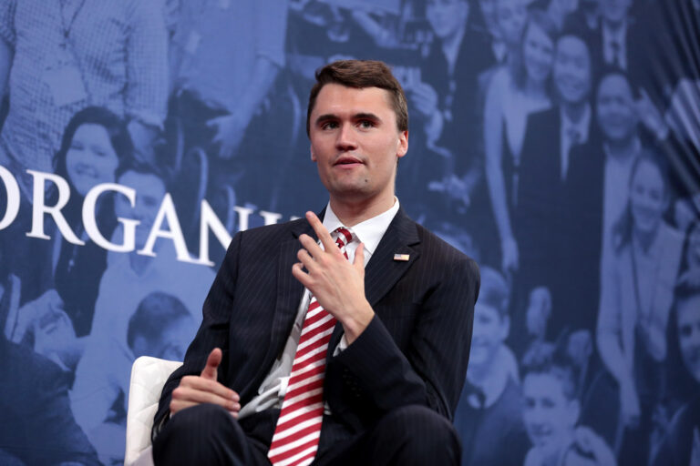 Scopri di più sull'articolo Shock negli Usa, ucciso Charlie Kirk: il leader conservatore colpito durante un evento universitario nello Utah