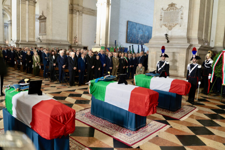 Scopri di più sull'articolo “Il nome dei giusti non si cancella”: l’Italia saluta i tre carabinieri caduti