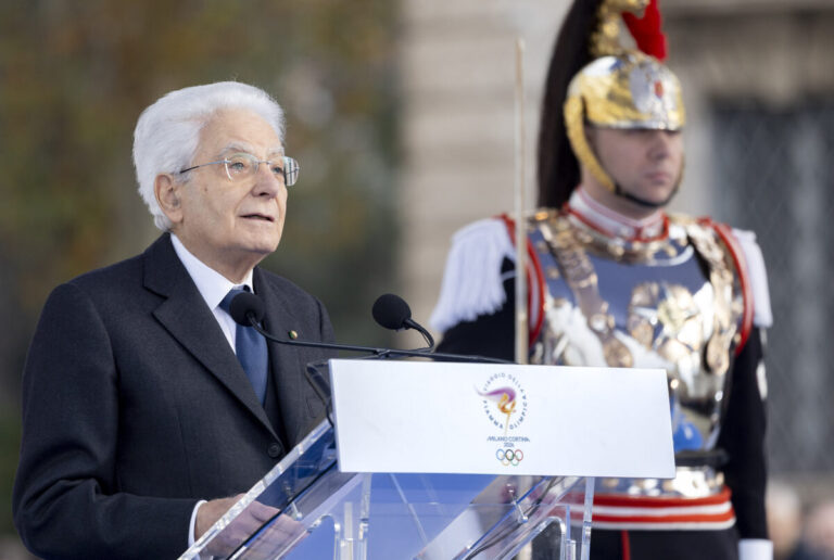 Scopri di più sull'articolo Mattarella accende la fiamma di Milano-Cortina: “La tregua olimpica sia rispettata”