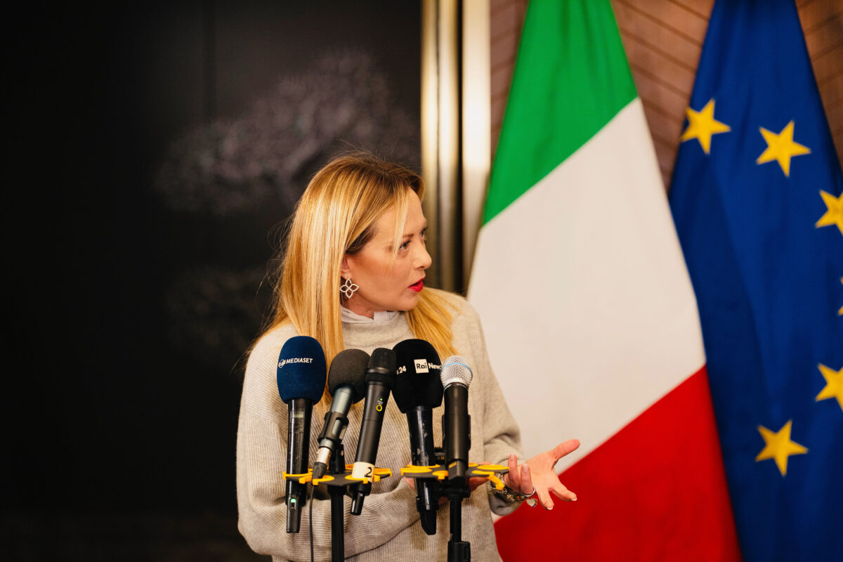 Scopri di più sull'articolo Meloni a Seul: “Caso Groenlandia, errore aumentare i dazi”. Omaggio ai caduti e rilancio dei rapporti con la Corea