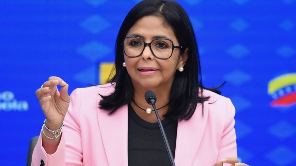 Al momento stai visualizzando Venezuela, le forze armate riconoscono Delcy Rodríguez Presidente ad interim