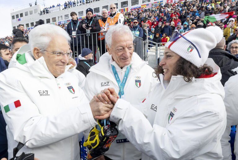 Scopri di più sull'articolo Mattarella a Cortina applaude Brignone d’oro: “Le medaglie sono degli atleti, lo sport unisce i popoli”