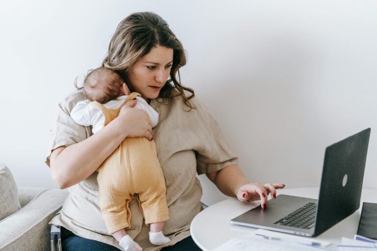 Scopri di più sull'articolo Maternità e lavoro, l’allarme di Save the Children: occupata solo una madre su due con figli piccoli