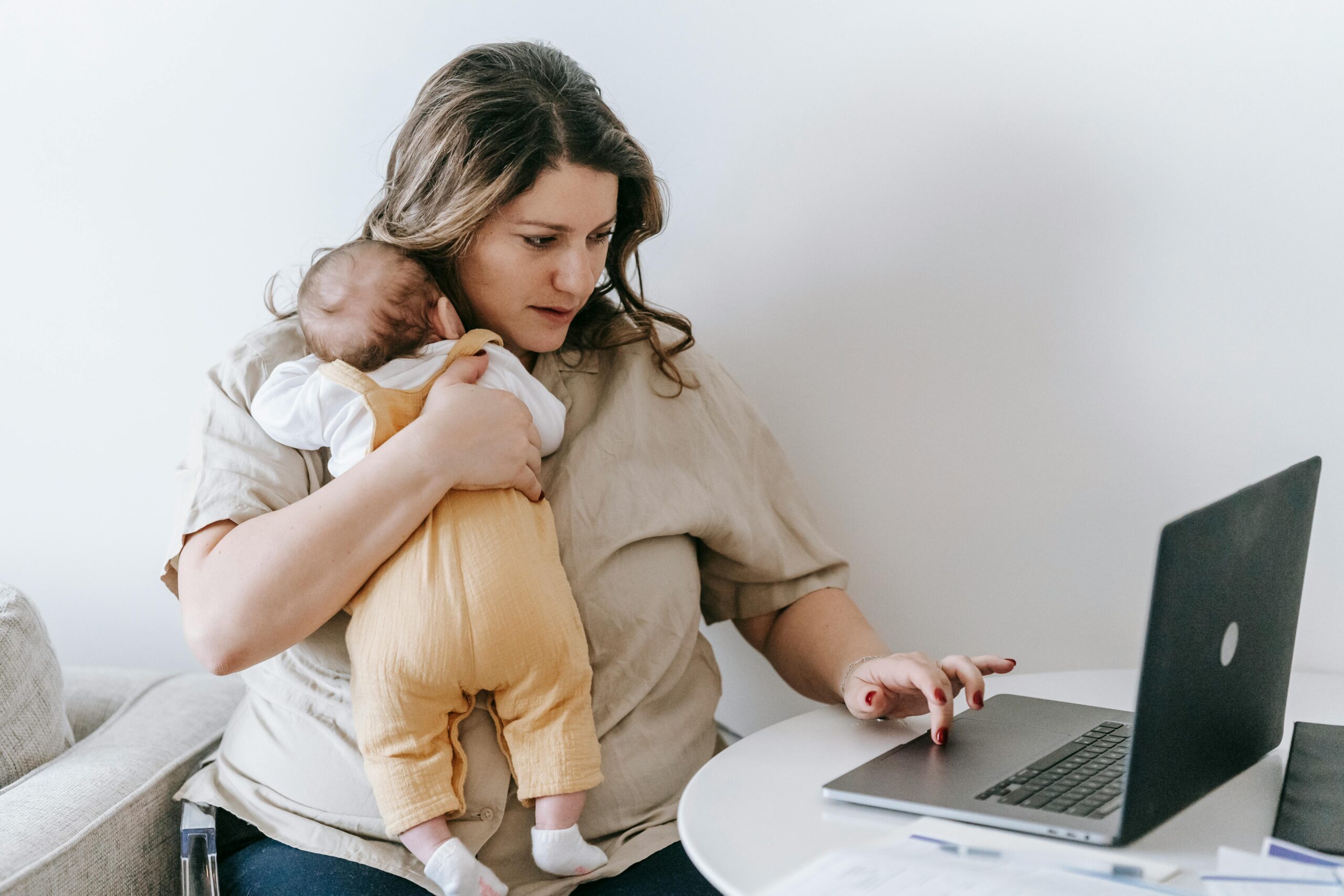 Al momento stai visualizzando Maternità e lavoro, l’allarme di Save the Children: occupata solo una madre su due con figli piccoli