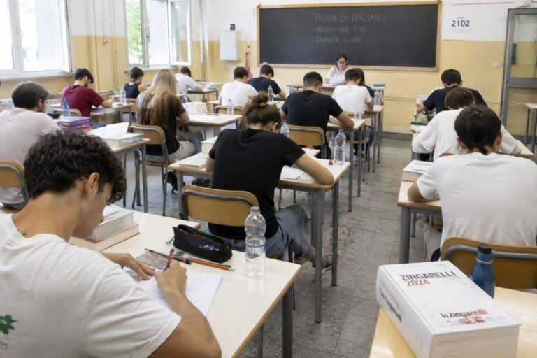 Scopri di più sull'articolo Maturità al via per 527 mila studenti: da Pavese a Calabresi, ecco tutte le tracce della prima prova