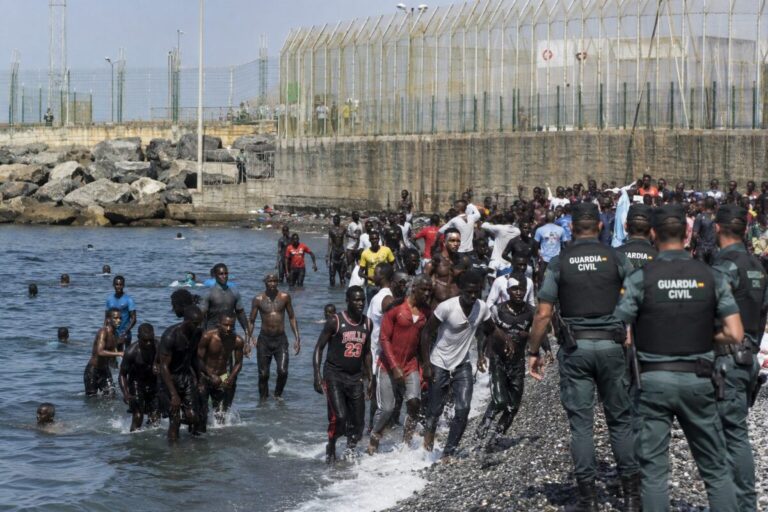 Scopri di più sull'articolo Ceuta, nuovo assalto al confine: migliaia di migranti sfondano le recinzioni. Madrid sotto pressione